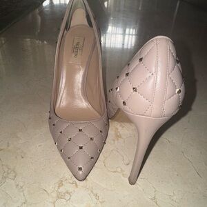 Valentino Garavani Cream Heels with Pointed Toe and Stiletto Heel